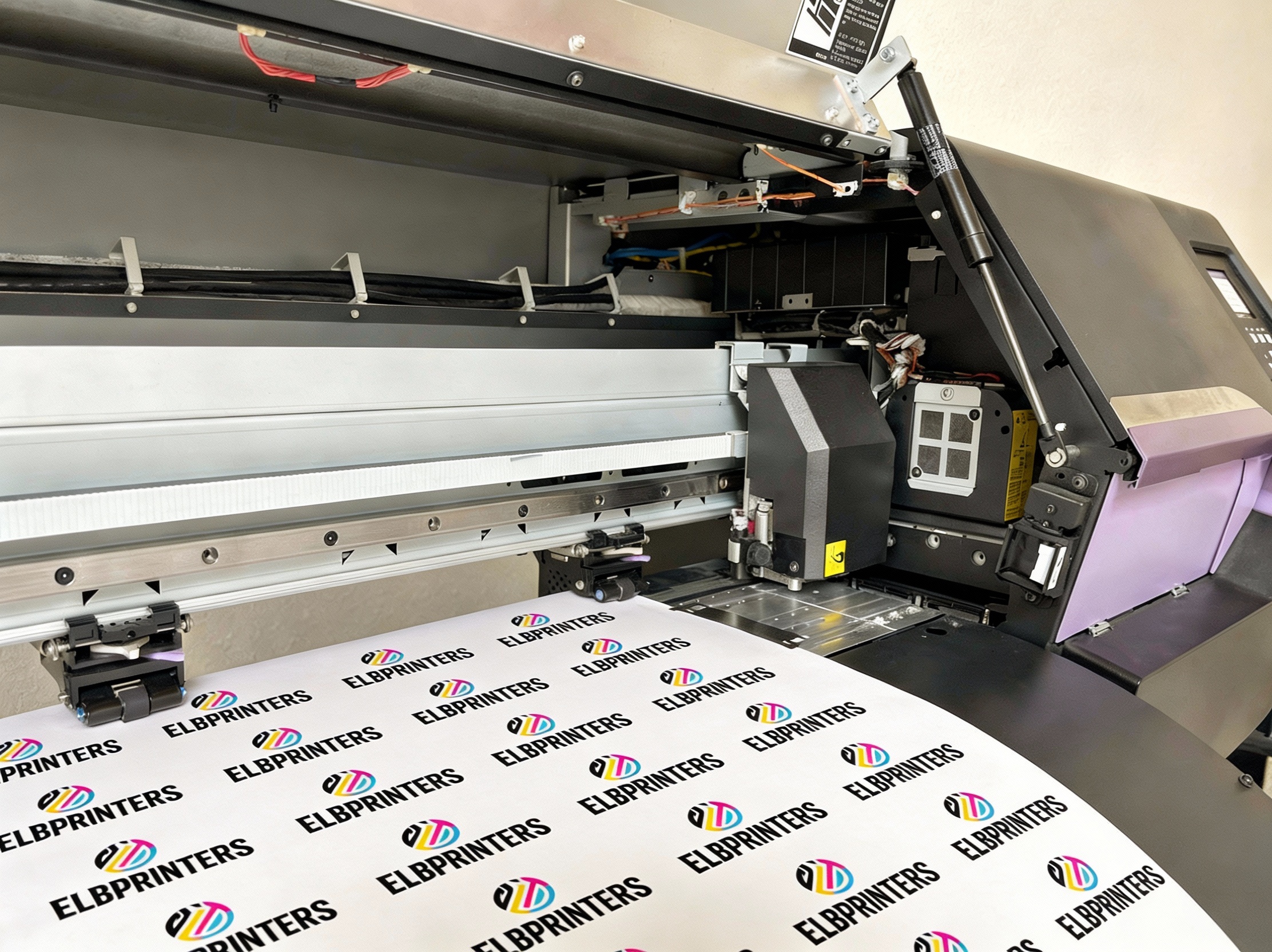 UV-Druckmaschine beim Drucken